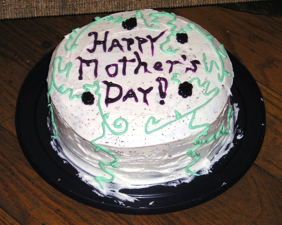 Mothers'_Day_Cake.jpg: The Mighty Tim Inconnu from Dayton, United States of Americaderivative work: Beao, CC BY 2.0 <https://creativecommons.org/licenses/by/2.0>, via Wikimedia Commons